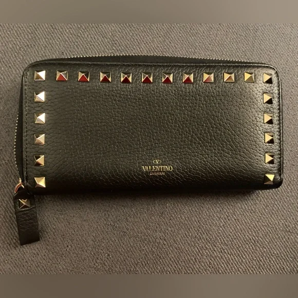 Valentino MSRP $700 NWOT Rockstud Grainy Calfskin Wallet - Picture 1 of 2